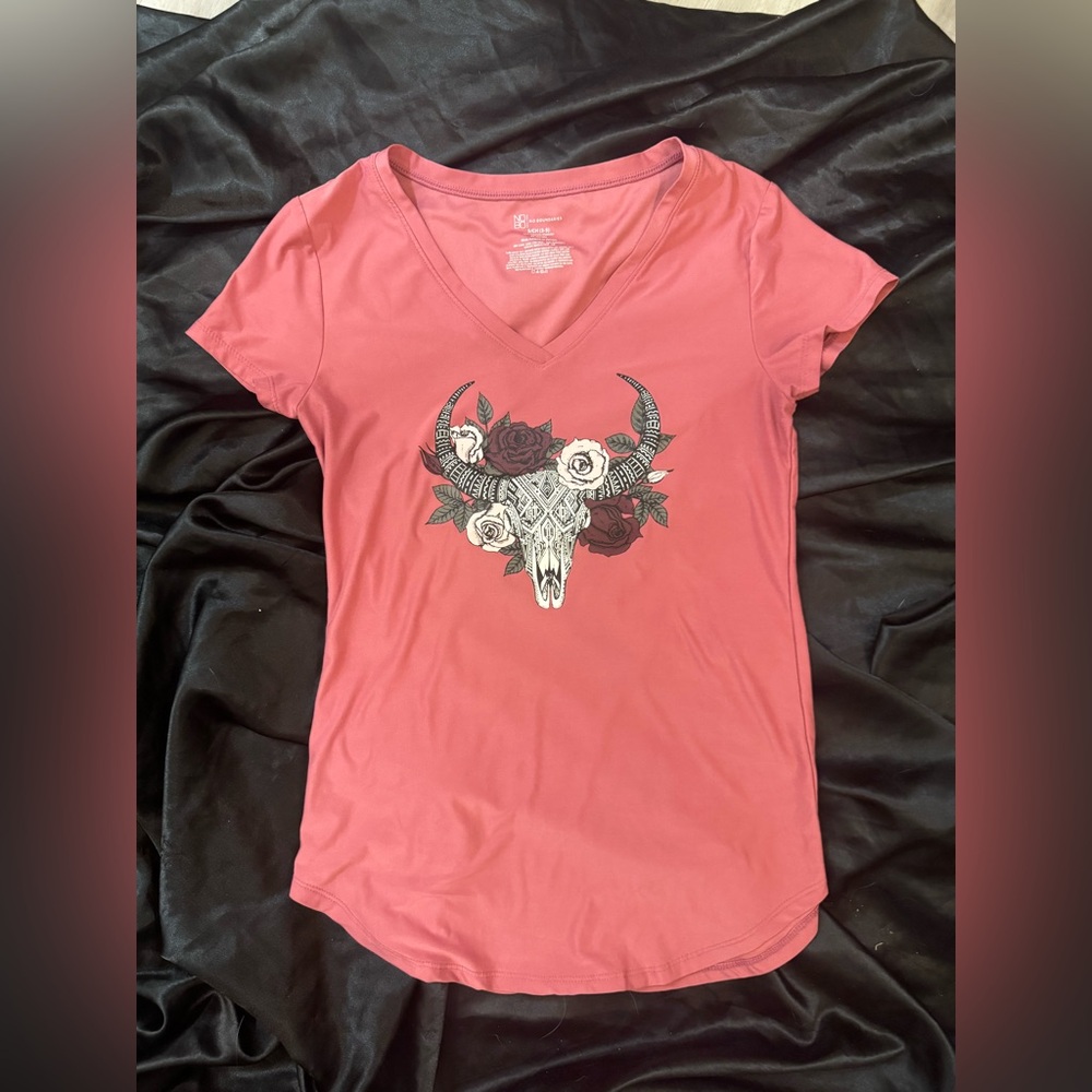 Women's Pink v neck t shirt with tribal bull skull in roses sz small